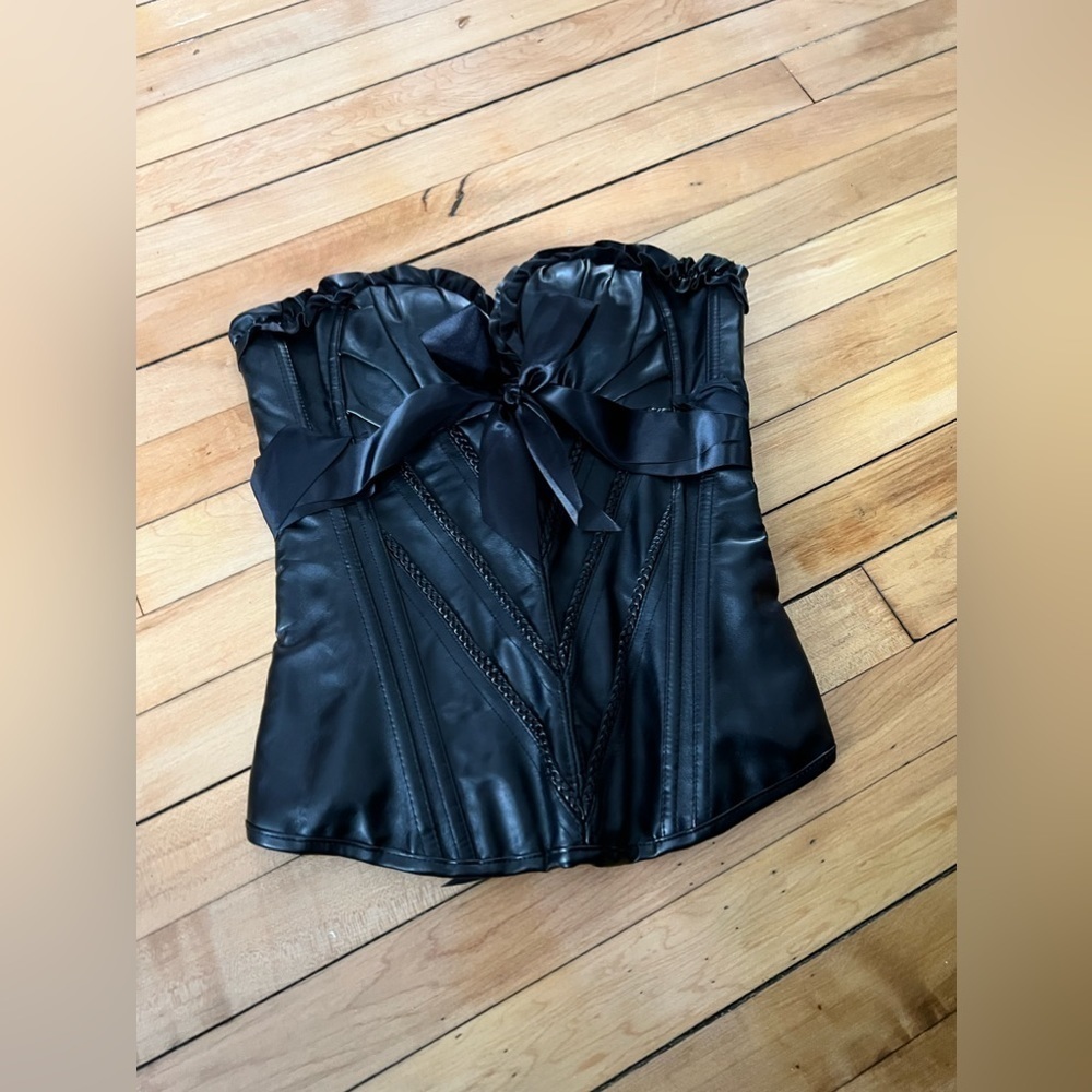 Black faux leather corset top with bow‎